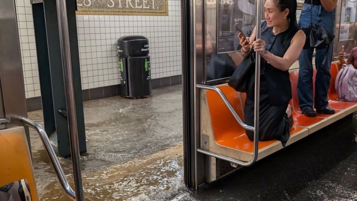 Tempestade em Nova York causa alagamentos no metrô