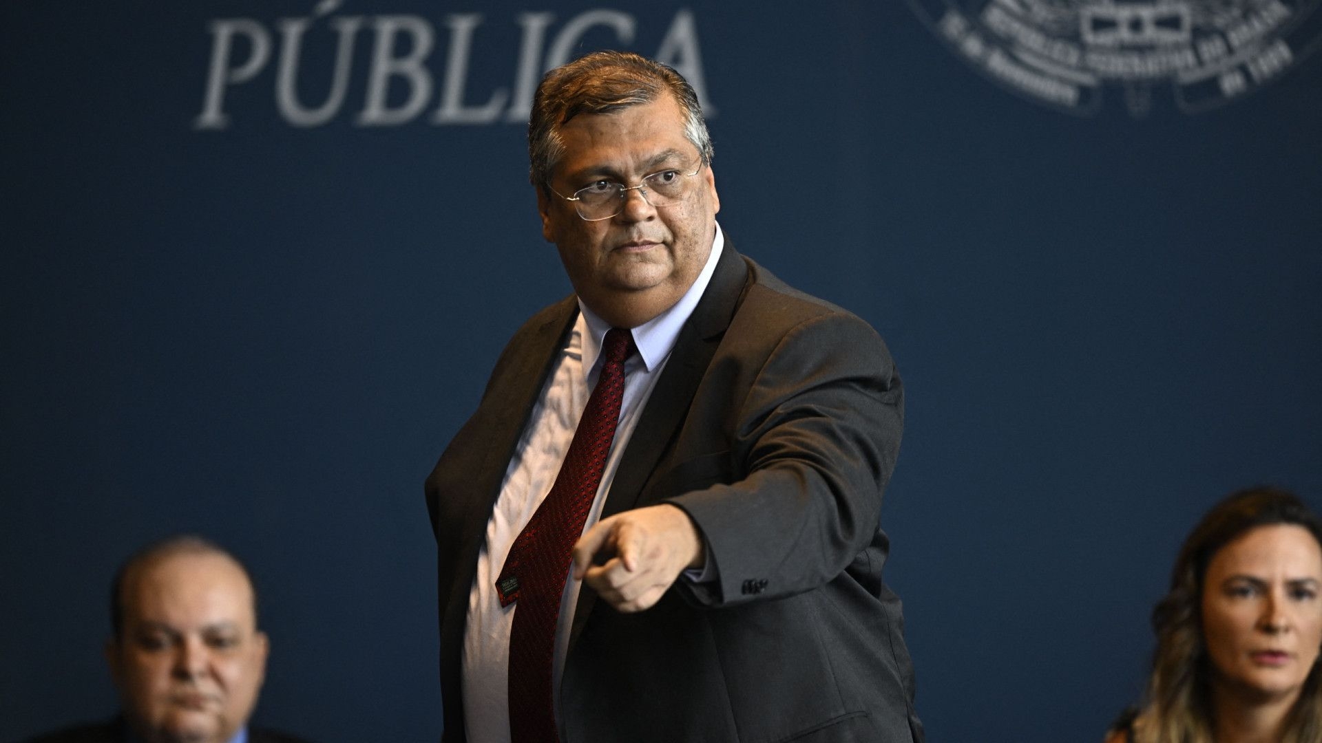 Com morte de fã de Taylor Swift, Flávio Dino promete lei de acesso a água em show