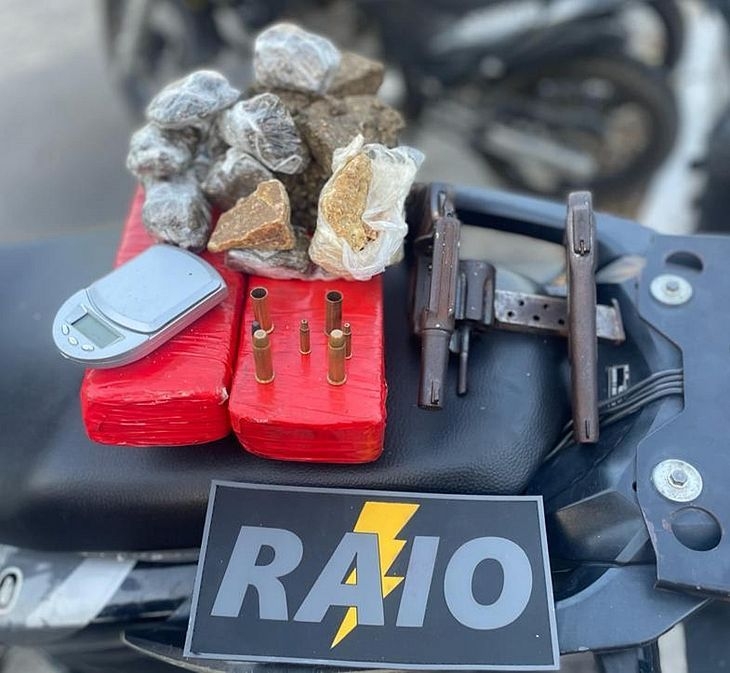 Dois são presos e outros dois escapam após policiais flagrarem tráfico no Vale do Reginaldo