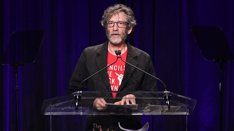 Neil Gaiman, escritor britânico, enfrenta acusações de abuso; veja novos detalhes