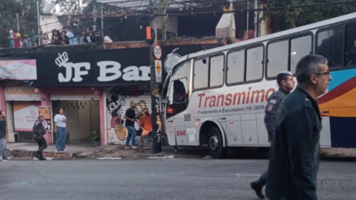 Homem furta ônibus e ataca salão em Carapicuíba