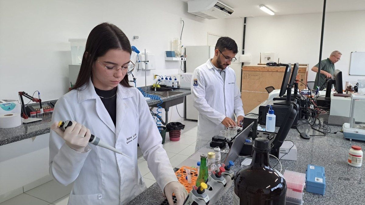 Canudo detecta metanol em bebidas e salva vidas