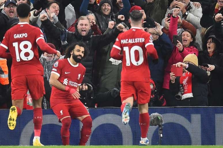 Salah marca duas vezes, Liverpool goleia Newcastle e se isola na liderança da Premier League