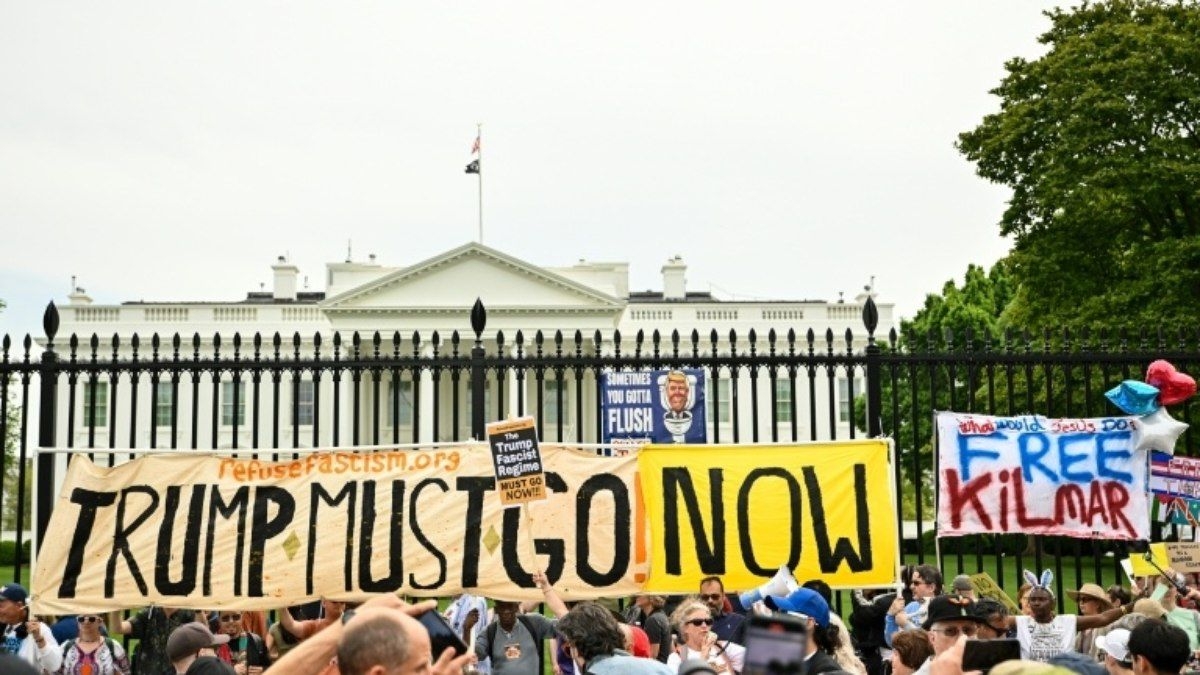 Protestos em massa nos EUA contra as políticas de Trump
