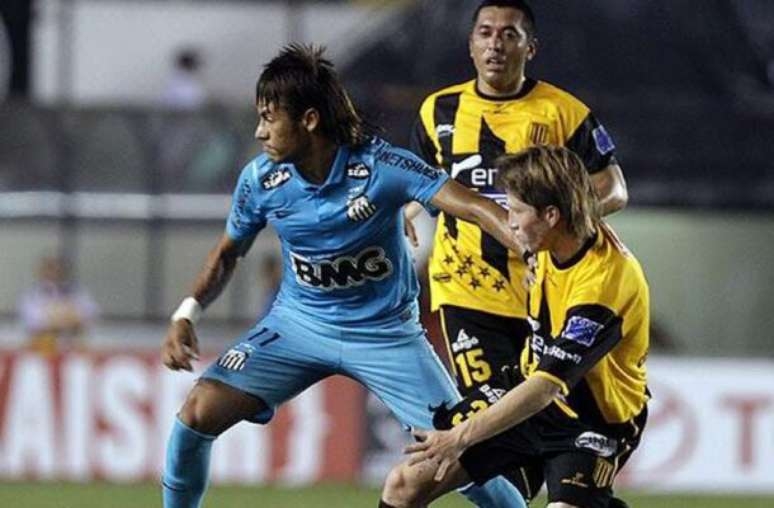 Santos tem reunião com fornecedora sobre a 'camisa azul de Neymar'