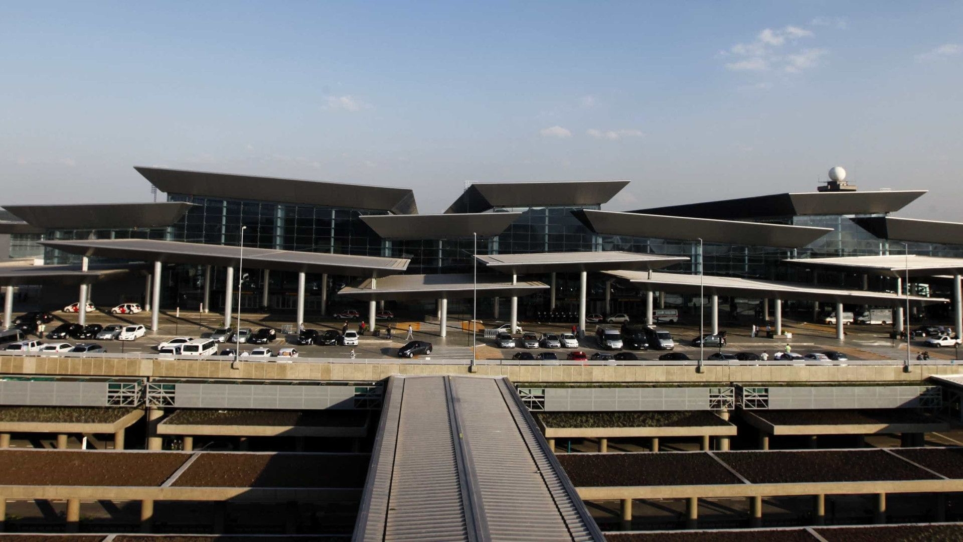 Mais de 140 afegãos estão acampados em aeroporto de São Paulo