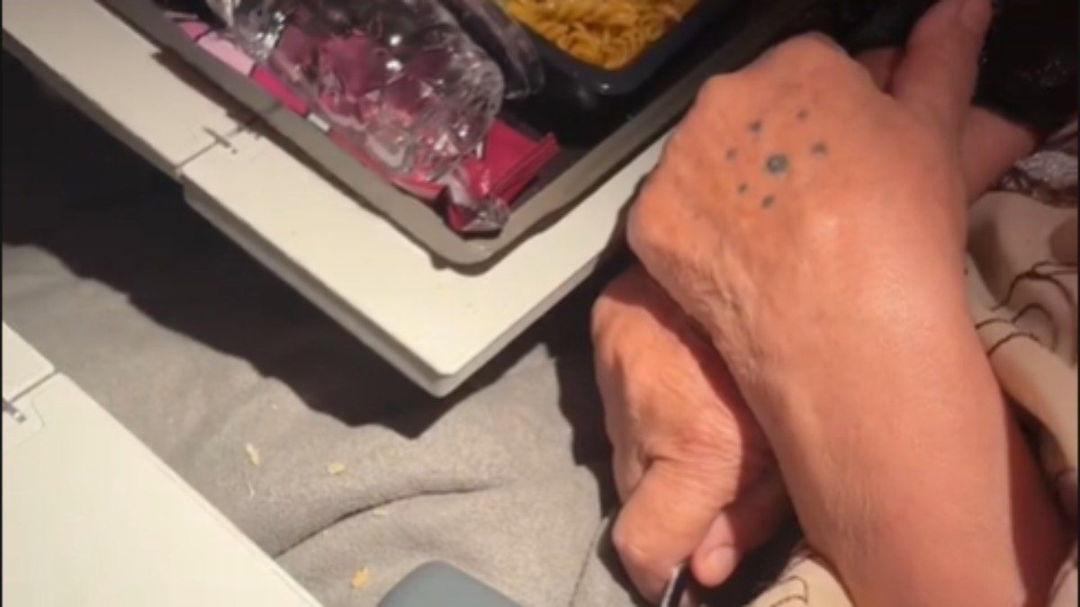 Influenciadora denuncia idosa com faca em voo