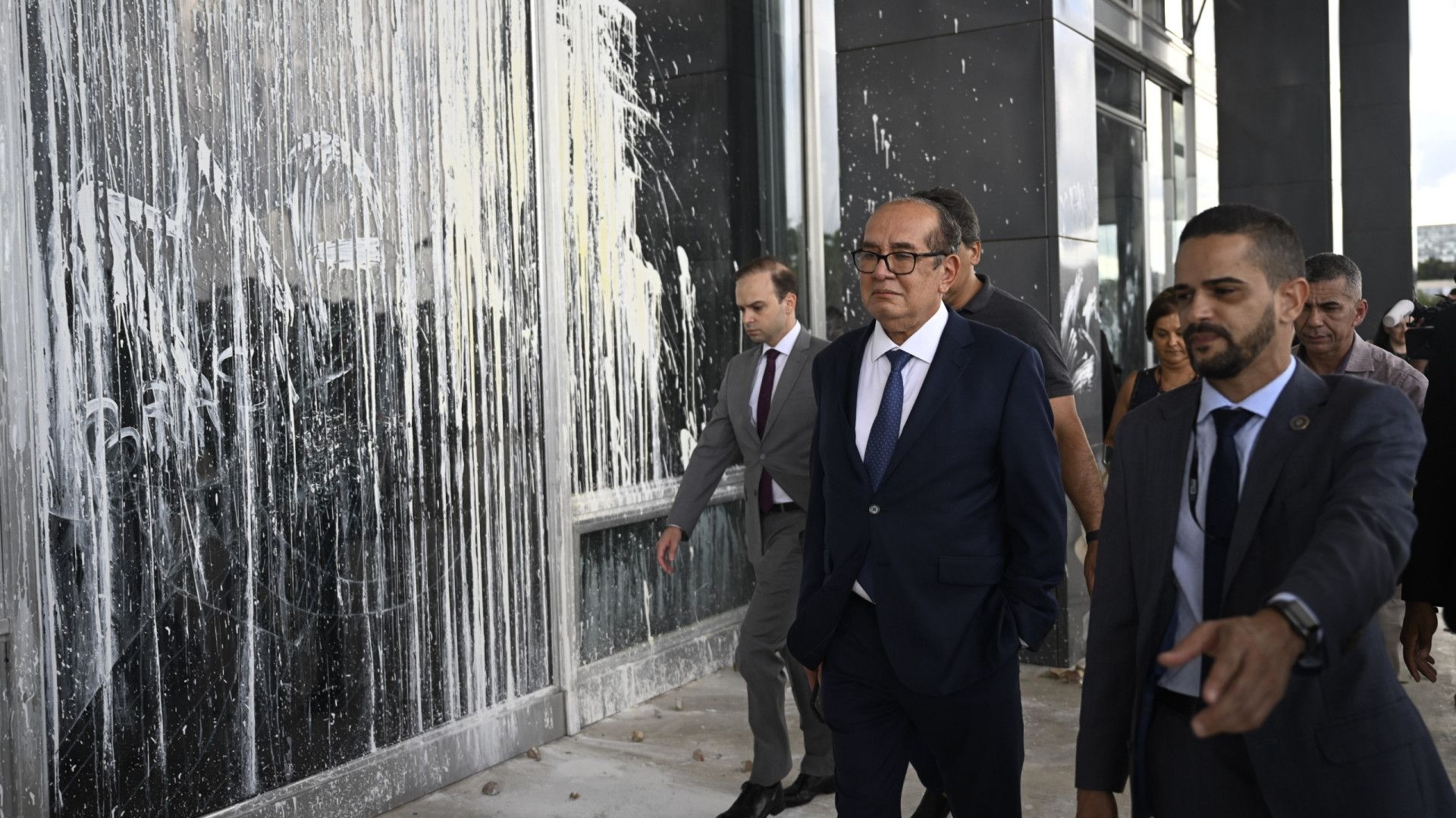 Moraes vê indícios de ataques coordenados no 8/1, e Gilmar lembra incentivo de Braga Netto