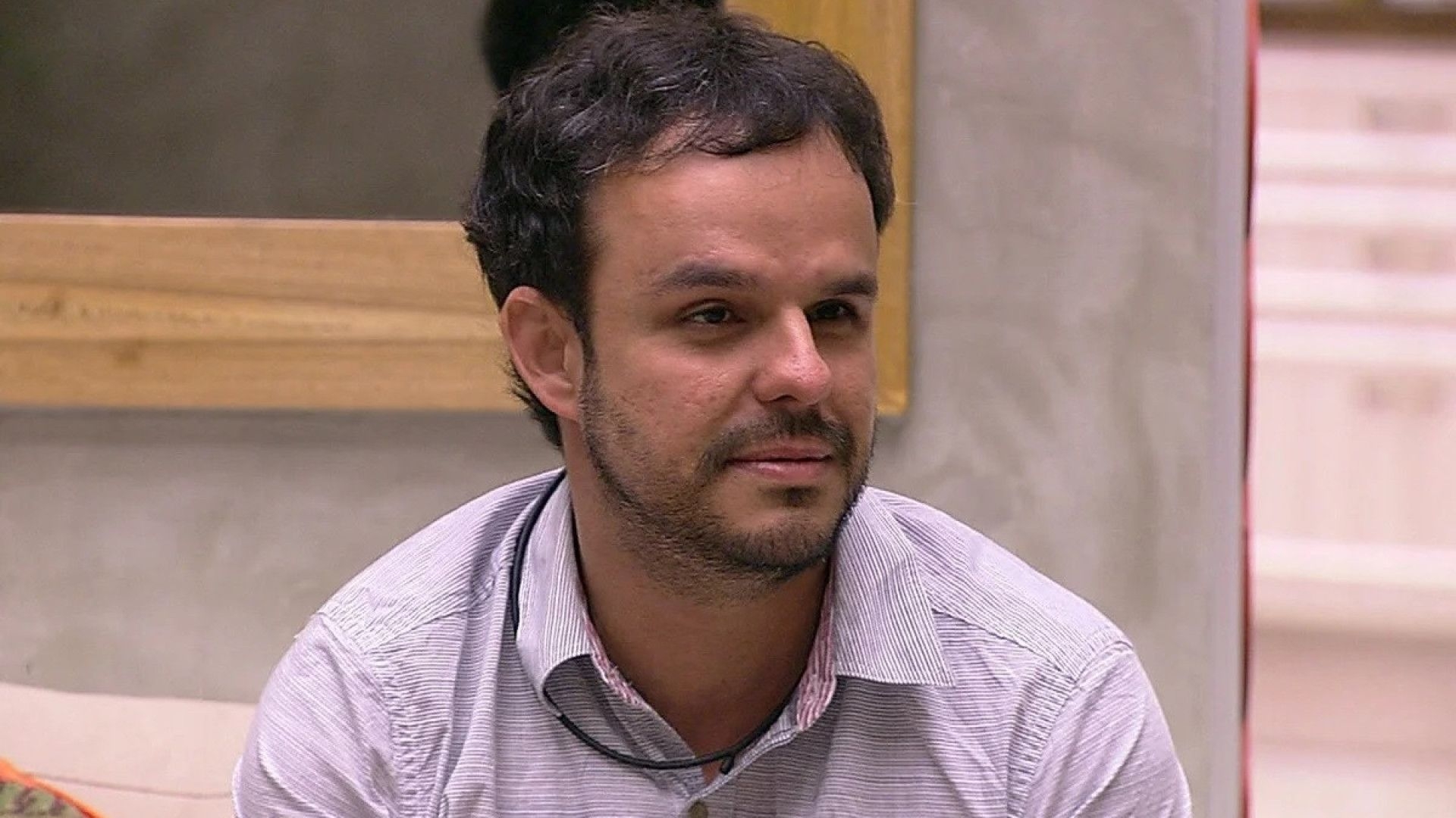 Ex-vereadora de SP entrega gabinete sem privada e pia para ex-BBB Adrilles Jorge