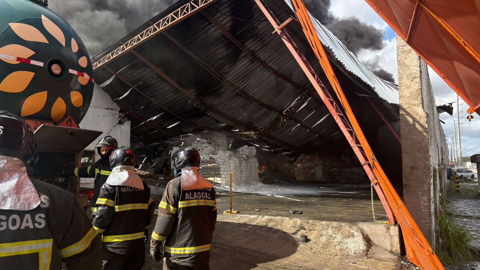 Incêndio atinge fábrica de descartáveis em Maceió