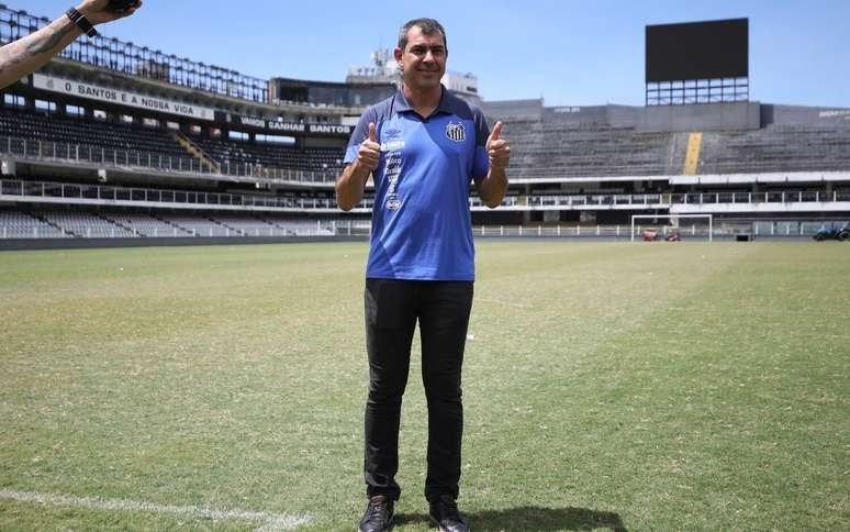 Carille deve 'abandonar' esquema com três zagueiros na estreia do Santos no Paulistão