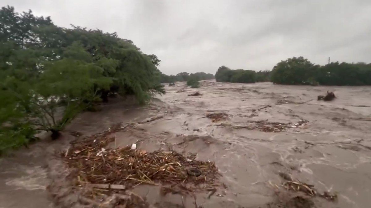 Enchente no Texas provoca a morte de 27 campistas