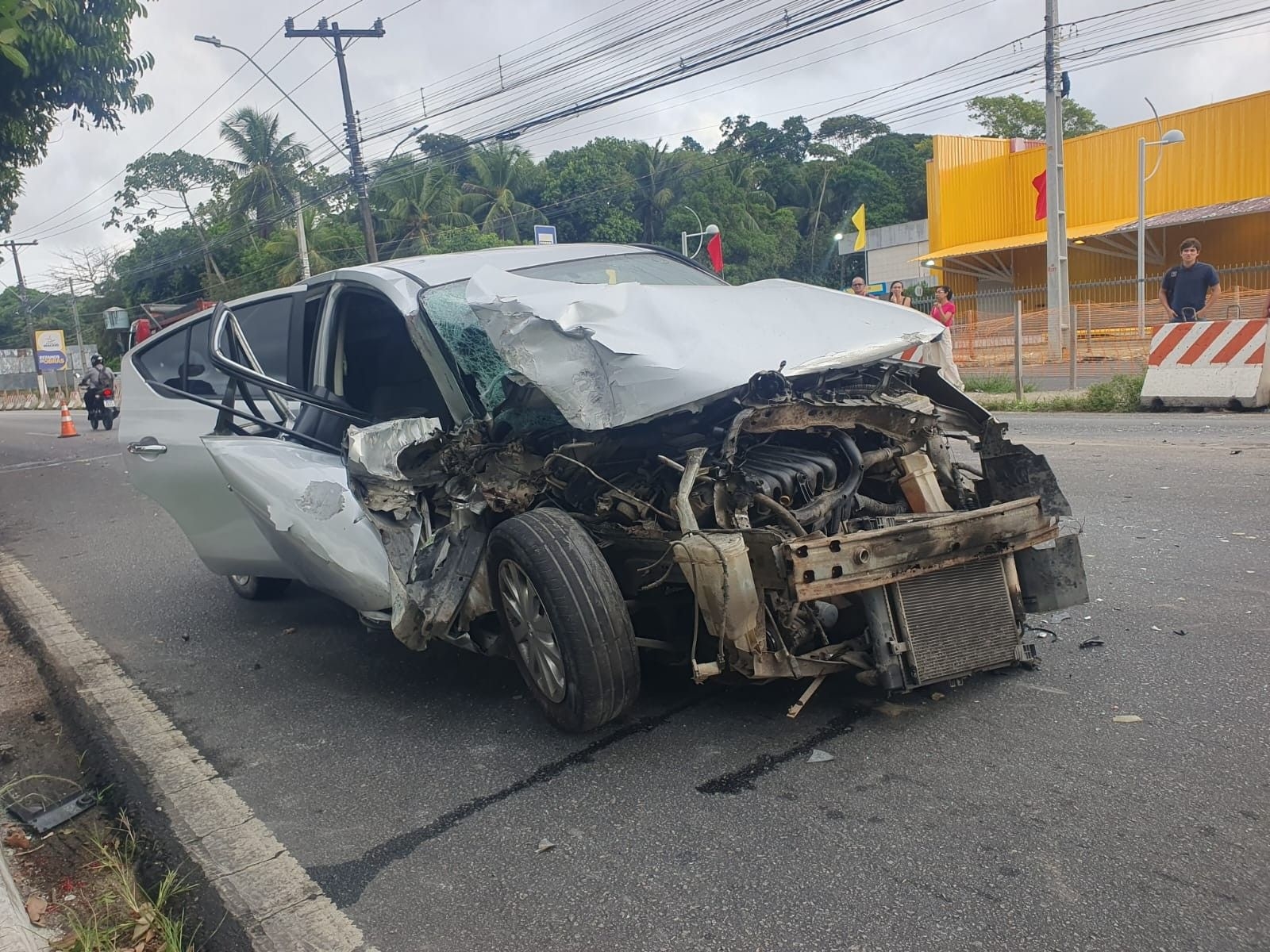 Acidente na Avenida Durval de Góes Monteiro em Maceió