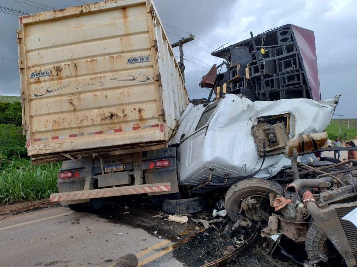 Colisão entre caminhão e trio elétrico em AL deixa mortos