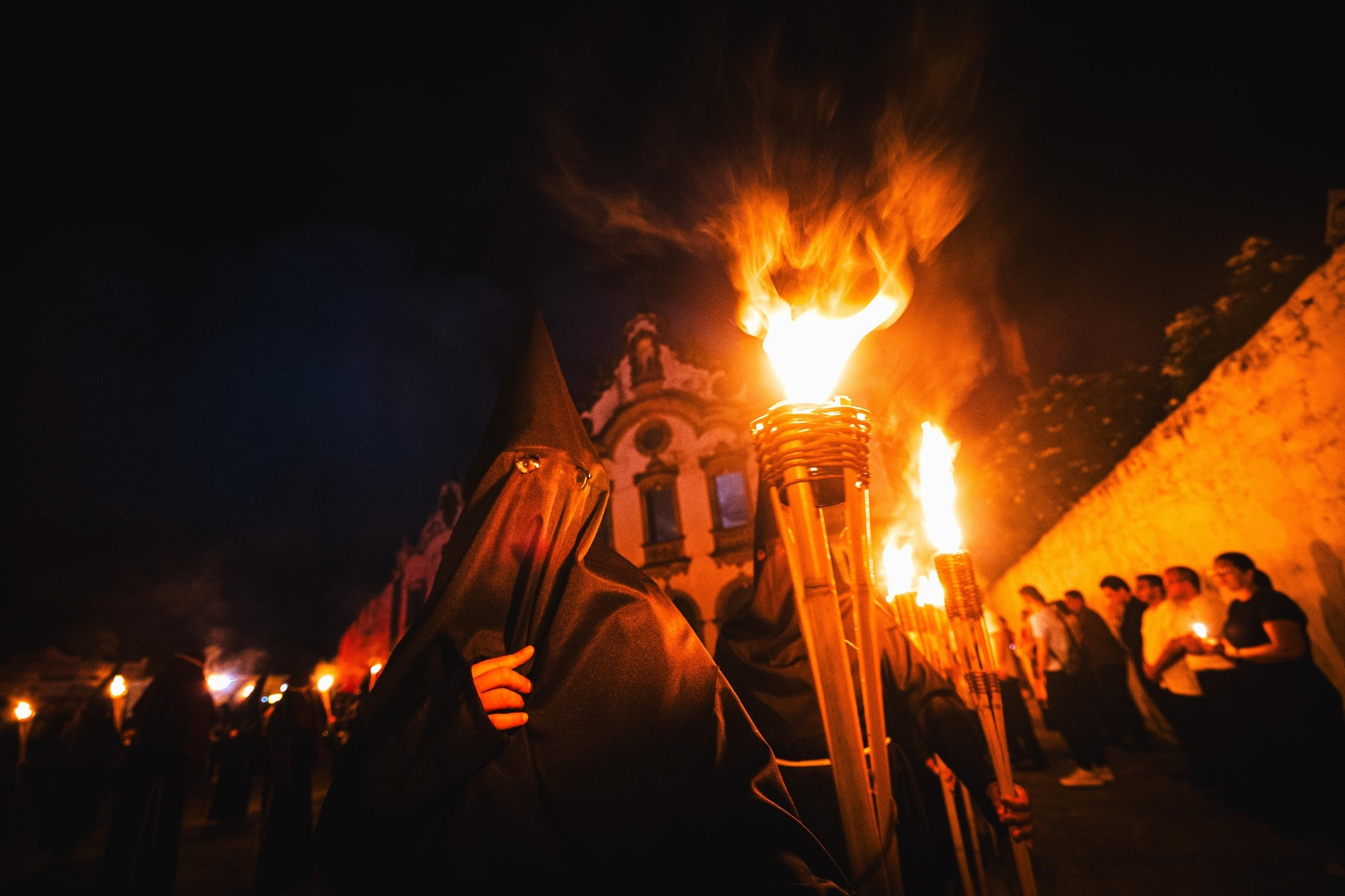 Procissão do Fogaréu recria últimos momentos de Cristo
