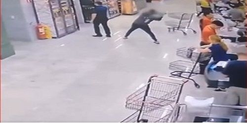Homem ataca gerente de supermercado com pá no Mato Grosso; veja