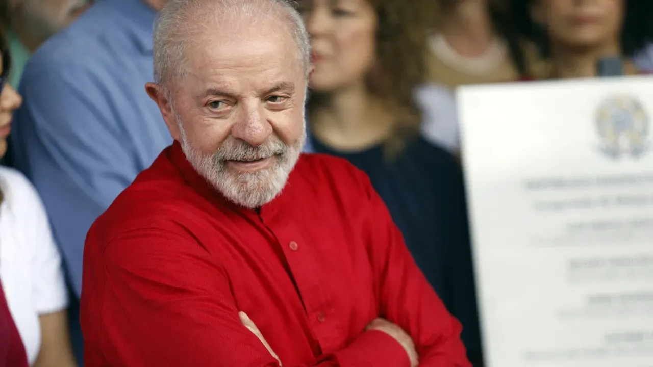 Lula lidera 1º turno e empata técnico com Flávio em 2º