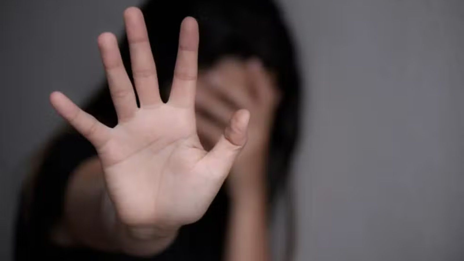 Homem esfaqueia ex-mulher em Maceió e é contido