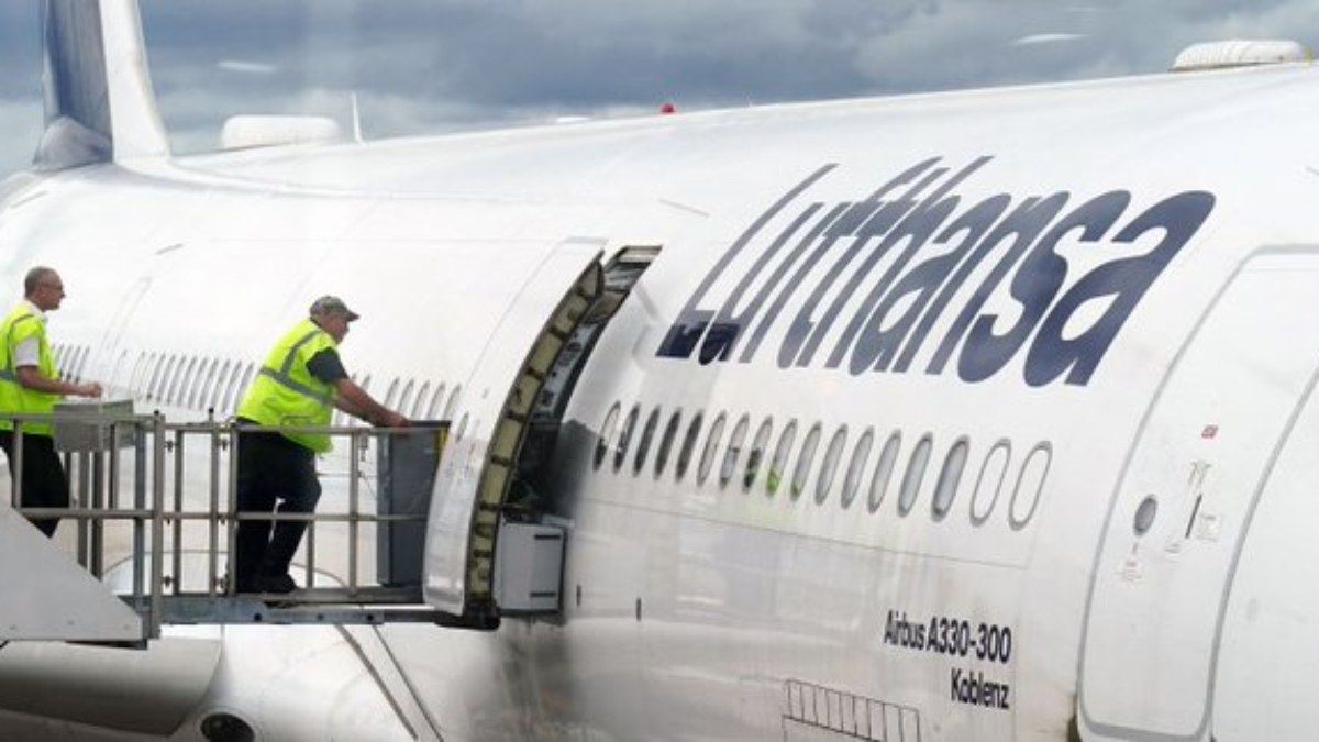 Avião desviado após ataque com garfo metálico