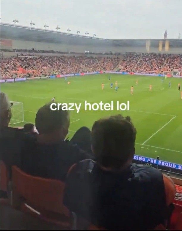 Hotel dentro de estádio de futebol encanta com vista inédita