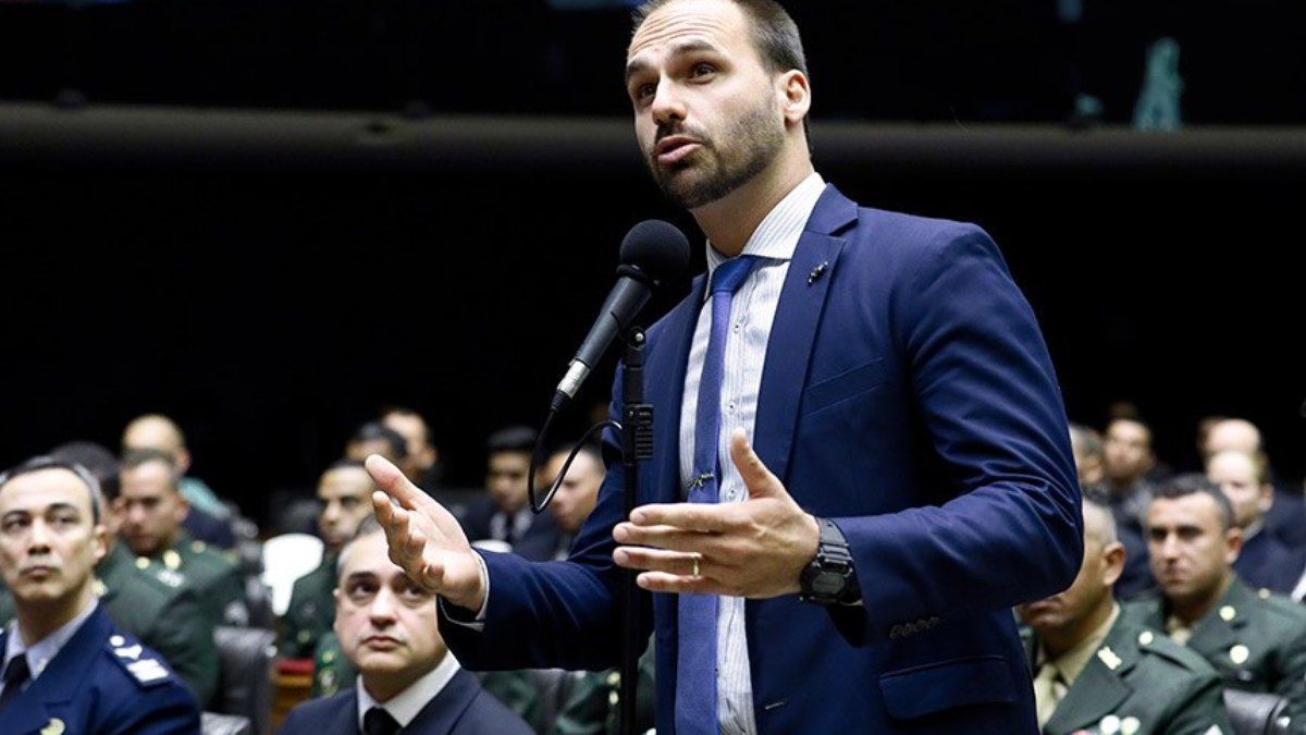 Eduardo Bolsonaro enfrenta empresários em racha no PL