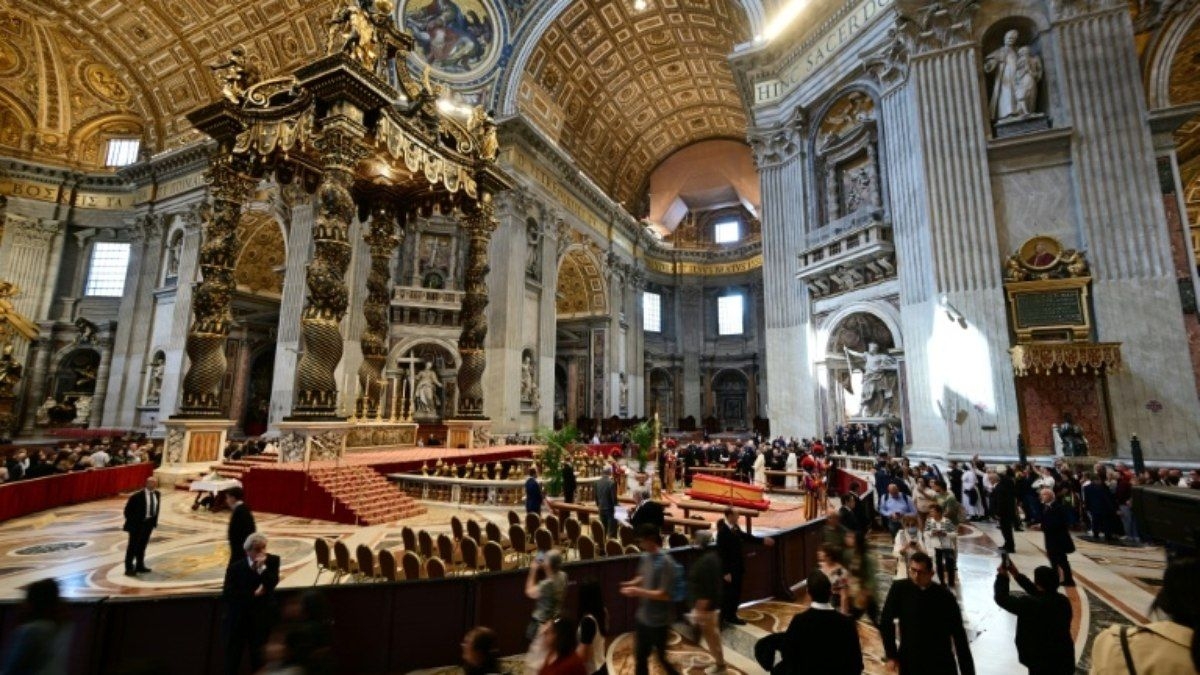 Fiéis se despedem do papa Francisco com emoções