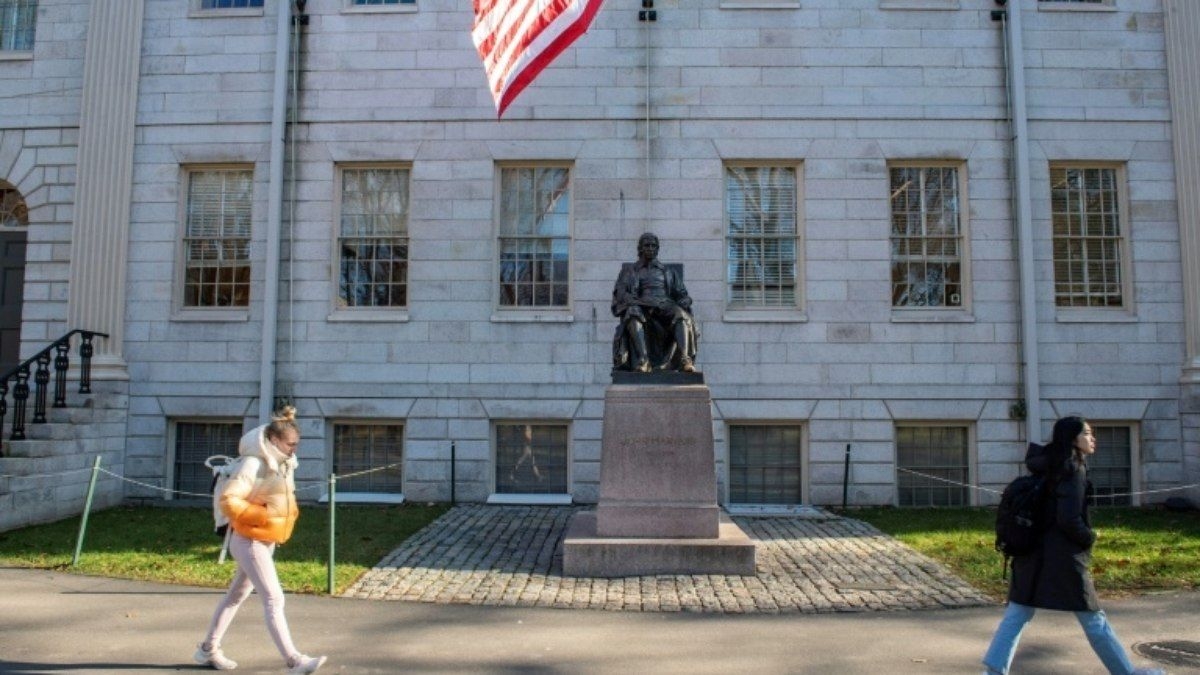 Trump congela US$ 2,2 bilhões de fundos para Harvard