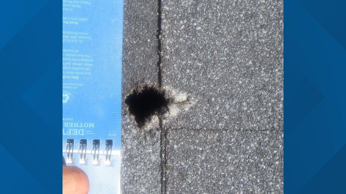 Meteoro Atravessa Telhado de Casa na Geórgia