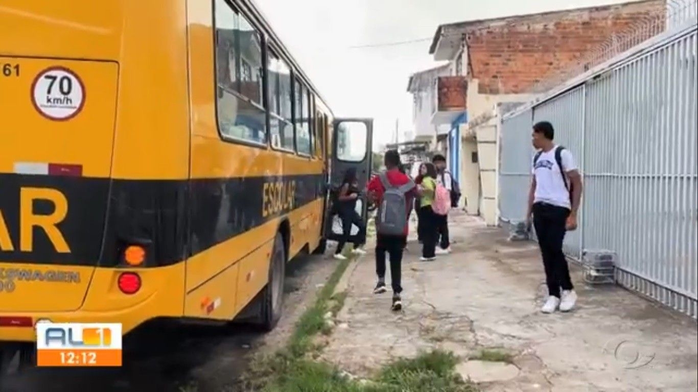 Estudantes da rede pública enfrentam superlotação em ônibus escolares