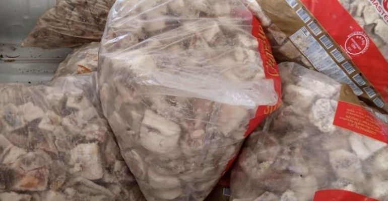 Fiscalização sanitária apreende 700kg de carne deteriorada em supermercado