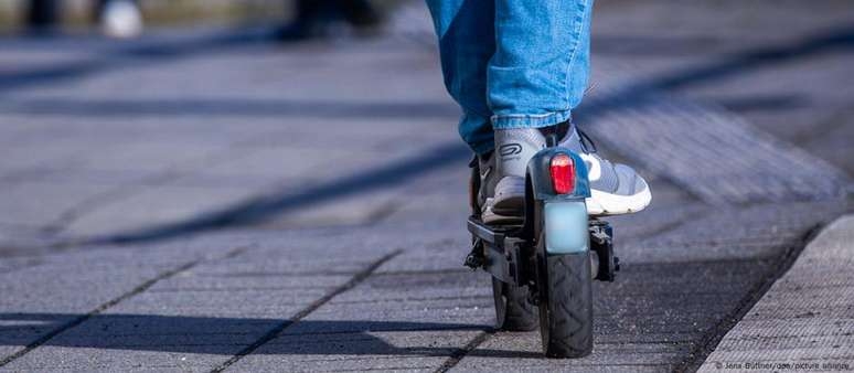 Barcelona vai multar em até € 500 quem andar de patinete na calçada