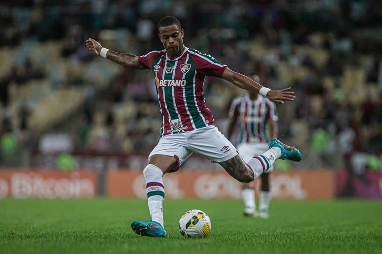 Caio Paulista rende melhor fora de campo para o Fluminense