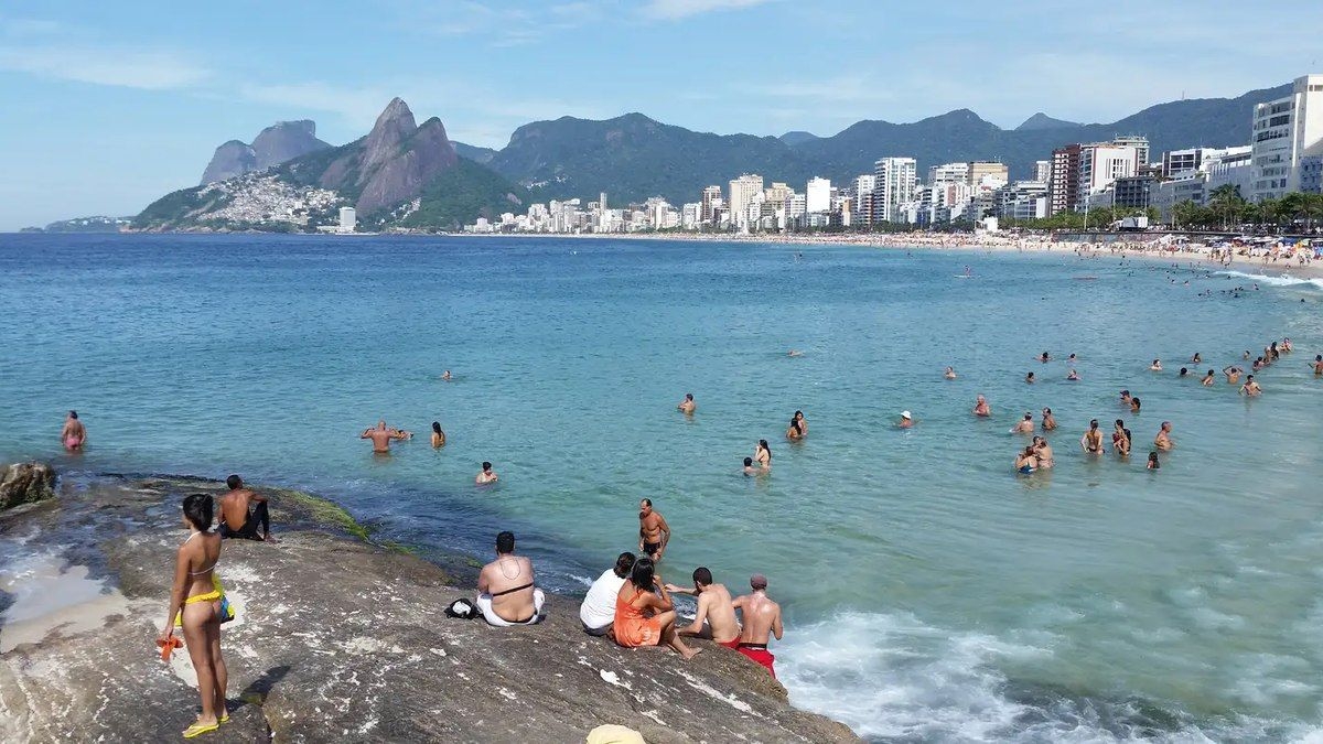 Praia do Arpoador imprópria para banho alerta Inea