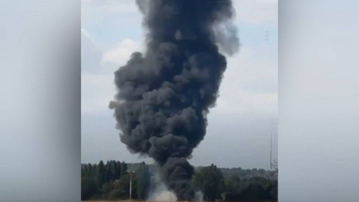 Avião pequeno cai após decolagem em Londres