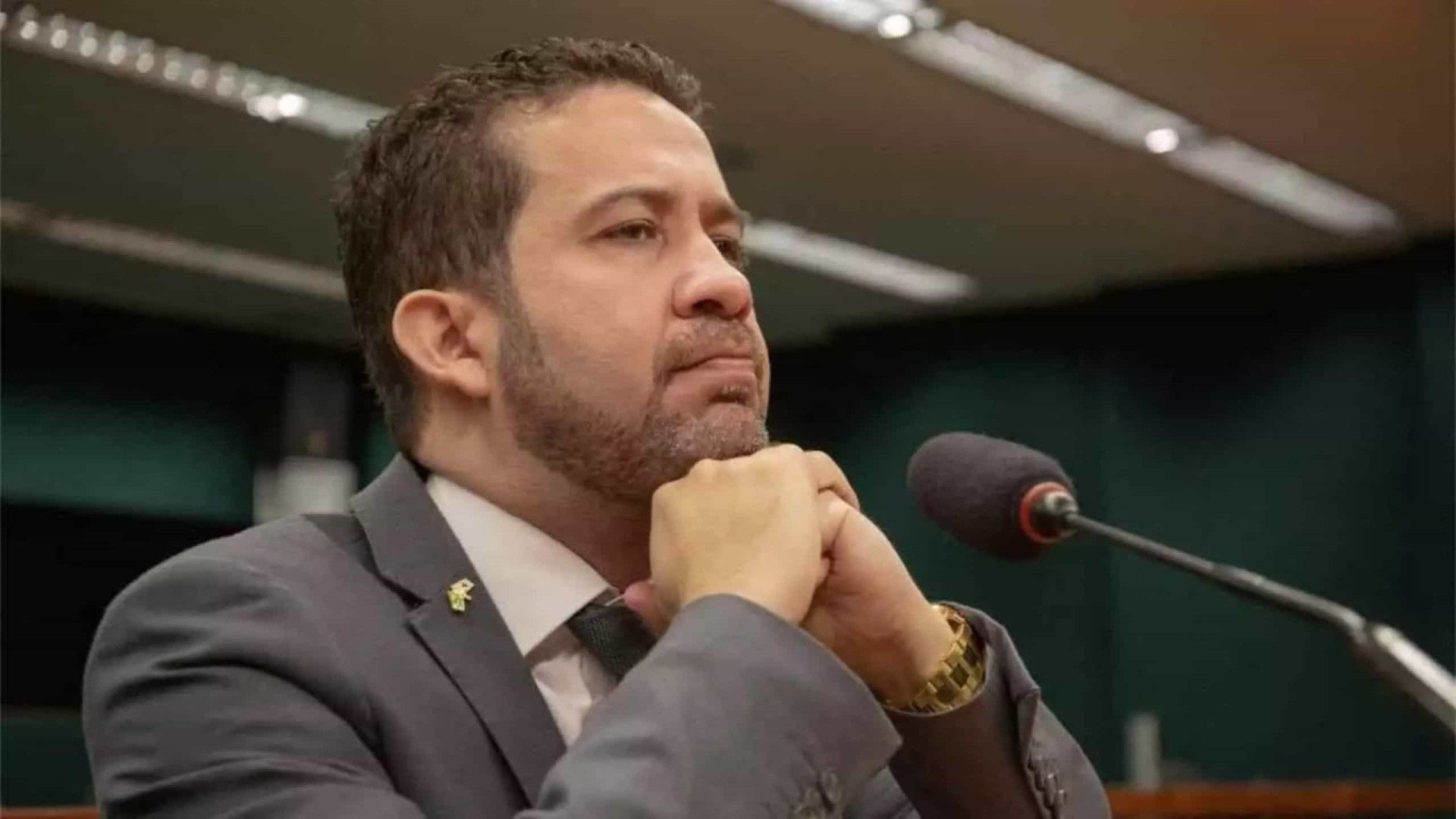 Janones é alvo da oposição após suspeita de 'rachadinha', e PGR analisa acusações