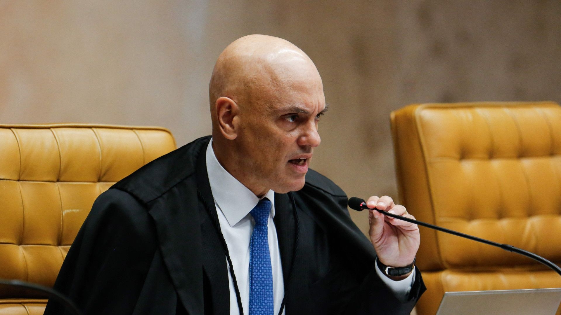 Carlos Jordy associa Alexandre de Moraes a ditadura: 'Se julga o dono do Brasil'
