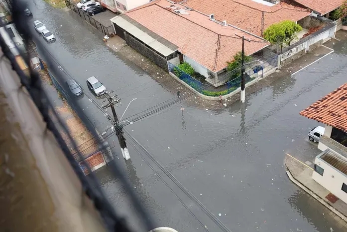 Chuvas intensas alagam ruas da capital: “Problema recorrente”; veja vídeos