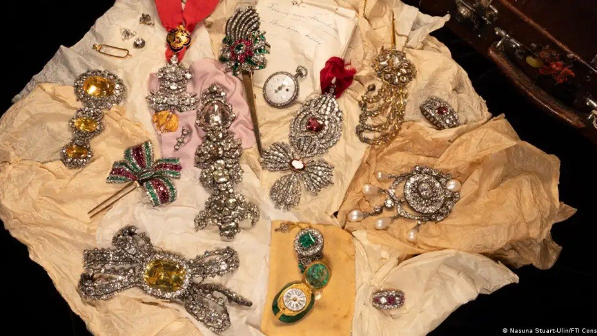 Tesouro em joias da realeza é descoberto em cofre