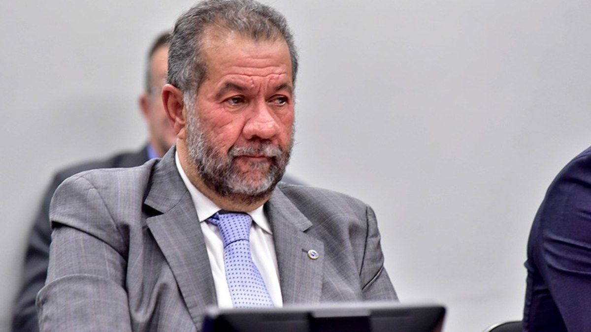 Ex-ministro Carlos Lupi presta depoimento na CPMI do INSS
