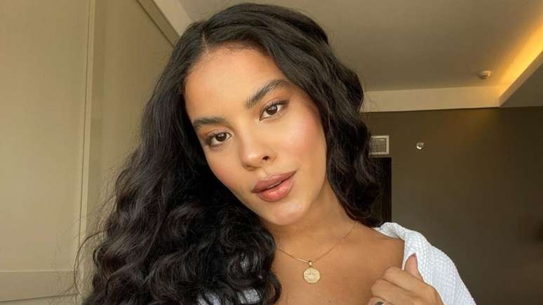 Ator bissexual foi flagrado aos beijos com Bella Campos; saiba quem é