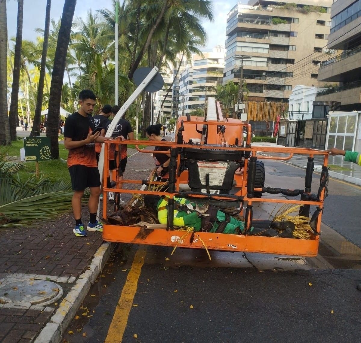 Funcionário ferido após queda de equipamento em Maceió