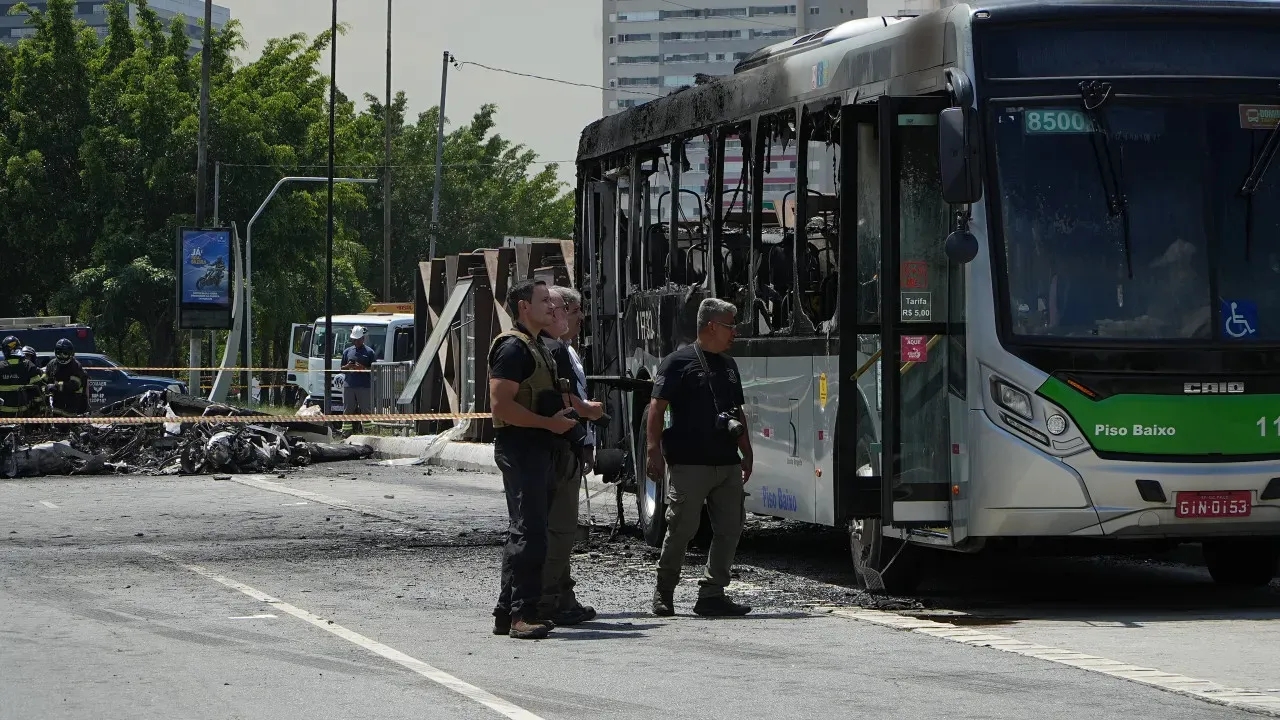 Piloto pede retorno imediato após queda de avião em SP