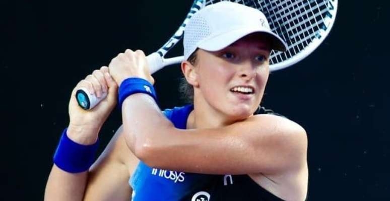 Swiatek se recupera de início lento e vence com pneu no WTA Finals
