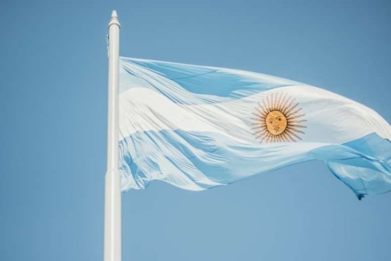 Turista brasileiro morre e esposa fica ferida após atropelamento em Buenos Aires
