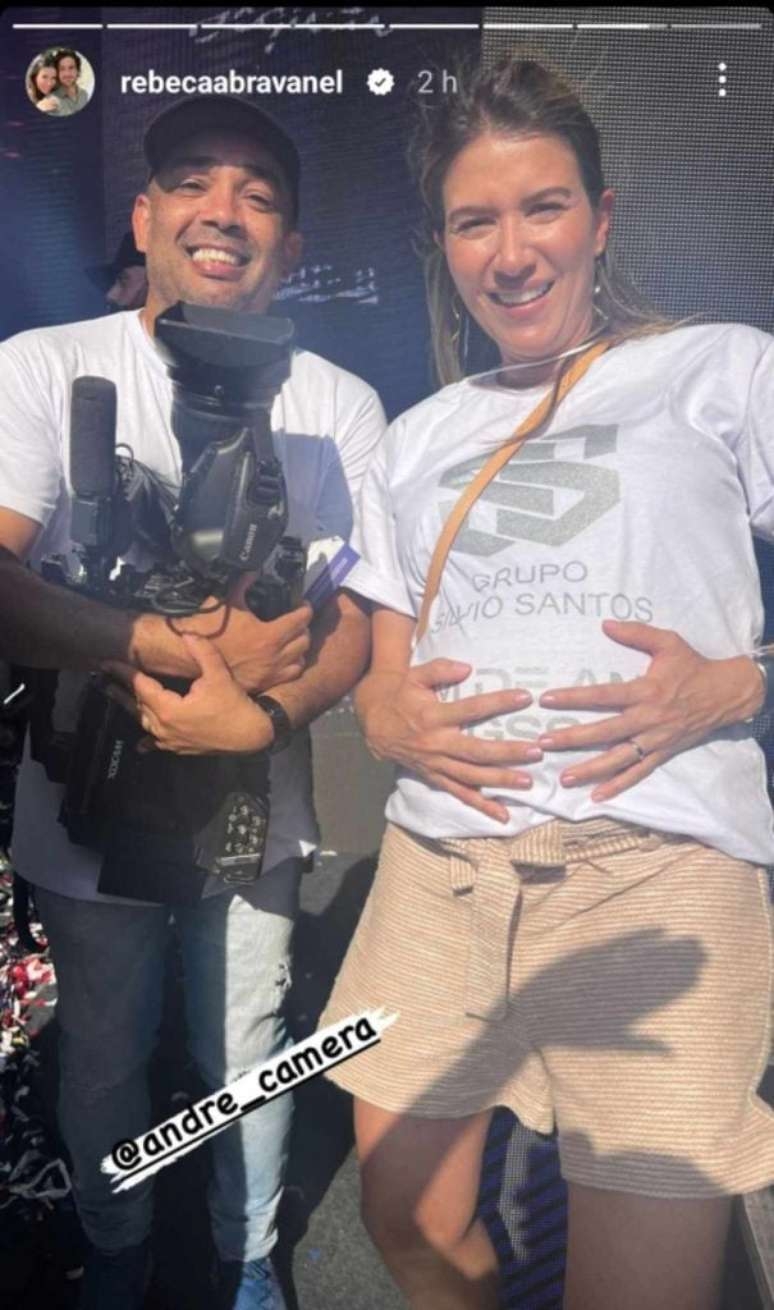 Grávida, Rebeca Abravanel exibe barrigão na festa de fim de ano no SBT