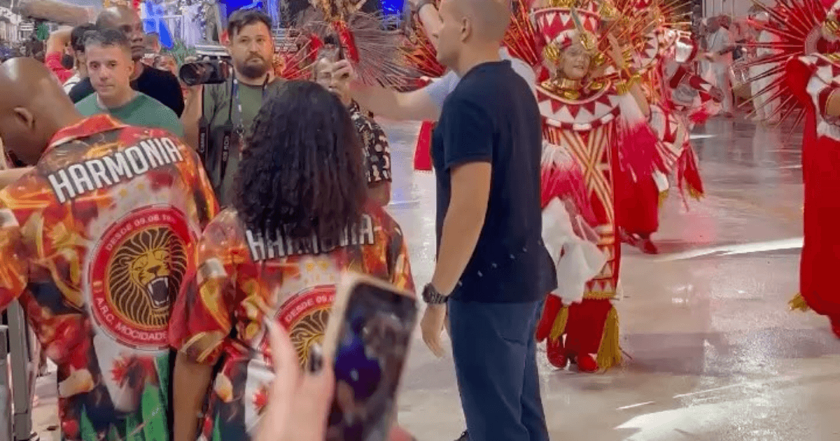 Prefeito de Vitória sofre agressão durante desfile de carnaval