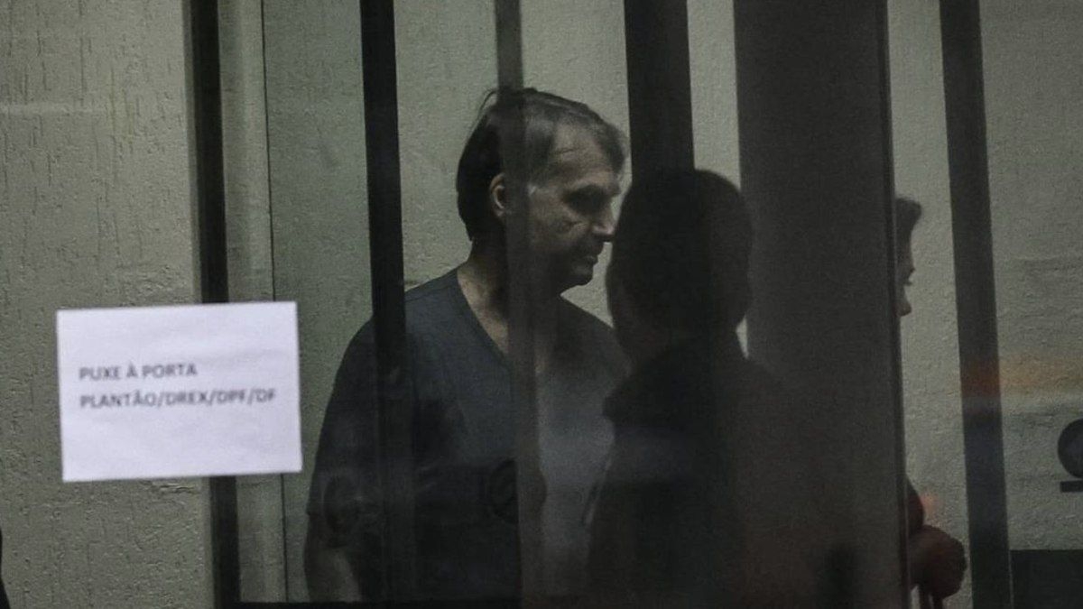 Defesa de Bolsonaro solicita exame de ultrassom na PF