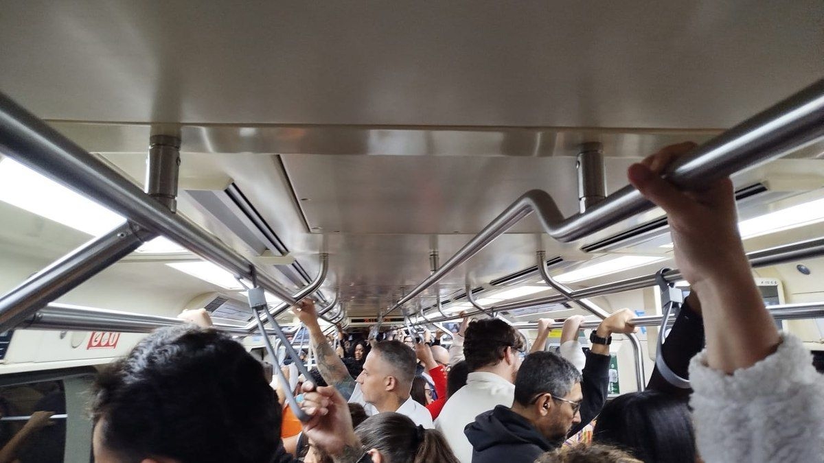 Problemas na linha 11 do Metrô causam lentidão em SP