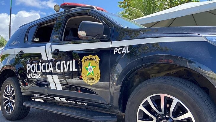 Adolescente suspeita de matar a mãe envenenada em Arapiraca é apreendida no Rio; homem é preso