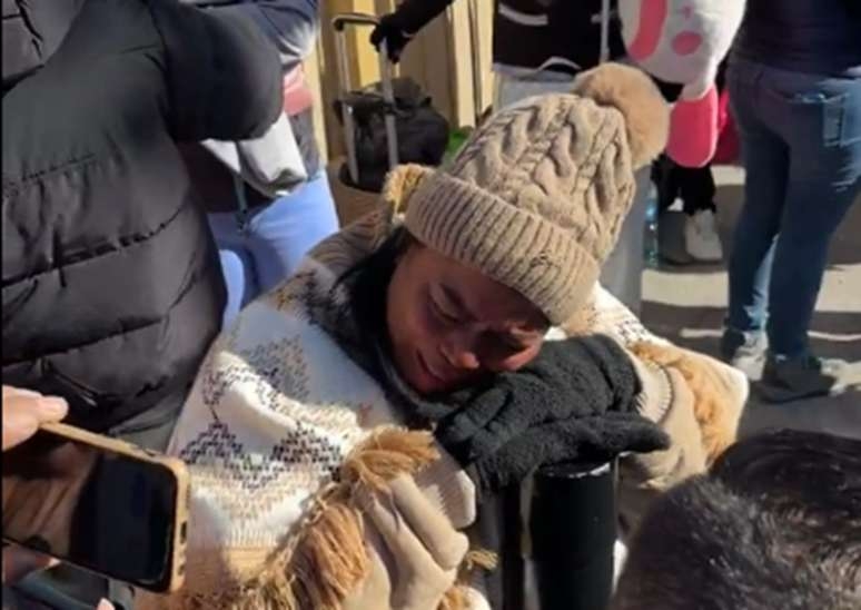 Vídeo de imigrantes chorando em Ciudad Juaréz viraliza em meio ao fim de aplicativo para entradas legais nos EUA